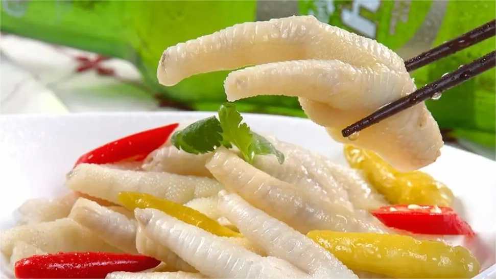泡椒鳳爪塑料保鮮盒包裝機：鎖住美味，保鮮每一刻